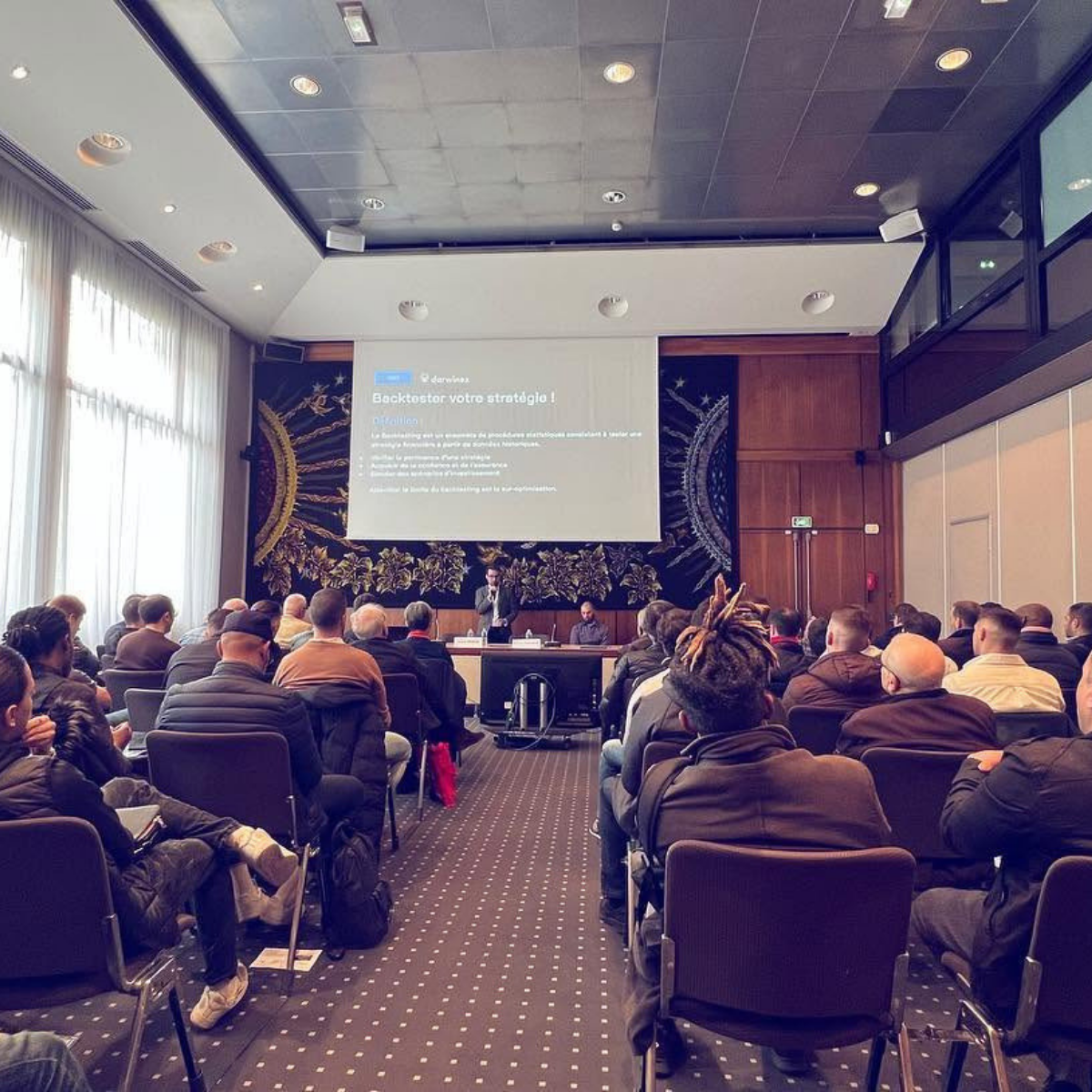 Intervention en salle de conférence sur le backtesting de stratégie