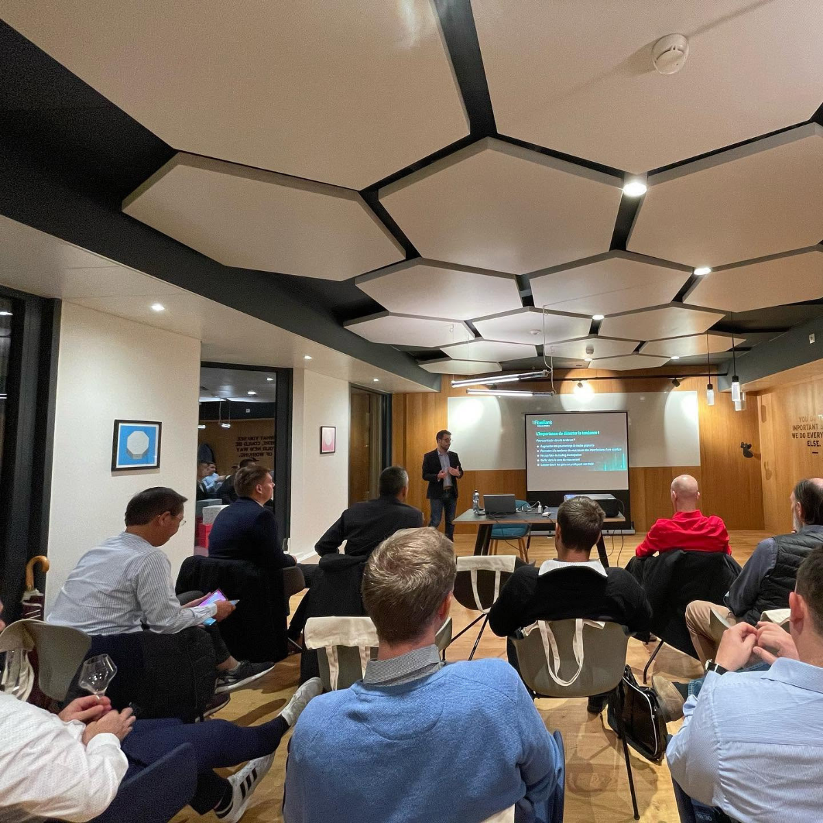 Conférence sur la détection de tendance devant des investisseurs